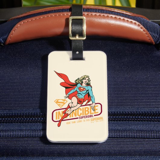 Onoverwinnelijke Supergirl Retro Grafisch Bagagelabel (Voorkant Insitu 2)