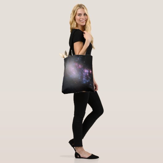 Onregelmatige Galaxy NGC 4485 Tote Bag (Op model)