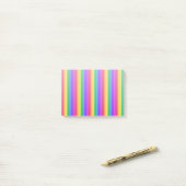 Onregelmatige regenboogstrepen post-it® notes (Op bureau)