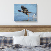 Onrijpe Bald Eagle die een vis laat vallen Canvas Afdruk (Insitu (Slaapkamer))