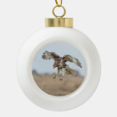 Onrijpe Rode Hawk Hovering Keramische Bal Ornament (Voorkant)
