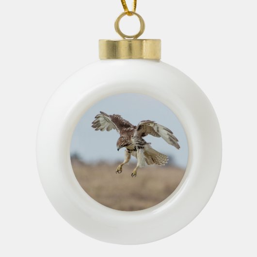 Onrijpe Rode Hawk Hovering Keramische Bal Ornament (Voorkant)