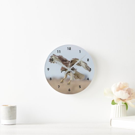 Onrijpe Rode Hawk Hovering Ronde Klok (Huis)