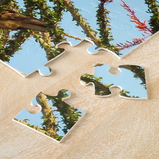 Onrijpe Rode Hawk in de Struik van Ocotillo Legpuzzel (Zijkant)