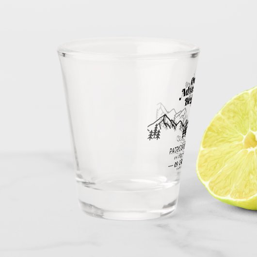 Ons avontuur begint buitenshuis met bruiloft en be shot glas (Links)