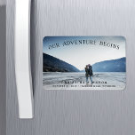 Ons avontuur begint | Datum opslaan Magneet<br><div class="desc">Een rustic sparen de magneet van de datumfoto voor de buitenkant en het avontuurkoppel,  die wordt ontworpen om uw favoriete horizontale of landschapgeoriënteerde volledig-aftapte foto van het verloving aan te passen. "Ons avontuur begint" wordt weergegeven als een tekstbedekking die bovenaan is geplaatst,  met uw namen,  trouwdatum en trouwlocatie onderaan.</div>