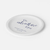 Ons avontuur begint donkerblauwe typografie bruilo papieren bordje (Gekanteld)