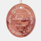 Ons avontuur begint in 2025 keramisch ornament (Links)