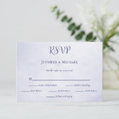 Ons avontuur begint met een blauwe typografische b RSVP kaartje (Staand voorkant)