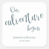 Ons avontuur begint met een blauwgroen typografie  vierkante sticker (Voorkant)