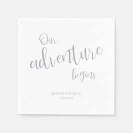Ons avontuur begint met een dusty blue typografie  servet