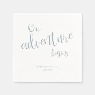 Ons avontuur begint met een dusty blue typografie servet