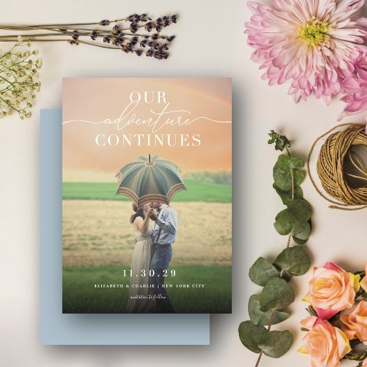 Ons avontuur gaat door met een elegante scriptfoto save the date