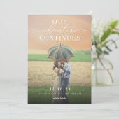 Ons avontuur gaat door met een elegante scriptfoto save the date (Staand voorkant)