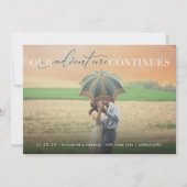 Ons avontuur zet de stijlvolle foto van Chic Scrip Save The Date (Voorkant)