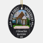 Ons eerste appartement 2022 Aangepaste naam & 2 fo Keramisch Ornament (Rechts)