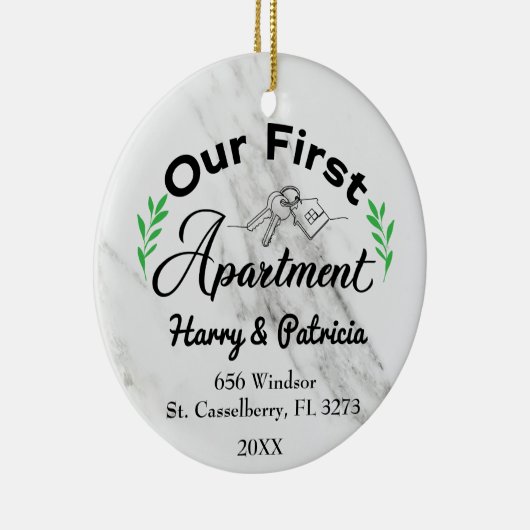 Ons eerste appartement 2022 Aangepaste namen en ad Keramisch Ornament (Rechts)