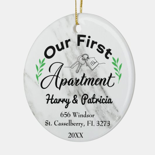 Ons eerste appartement 2022 Aangepaste namen en ad Keramisch Ornament (Links)