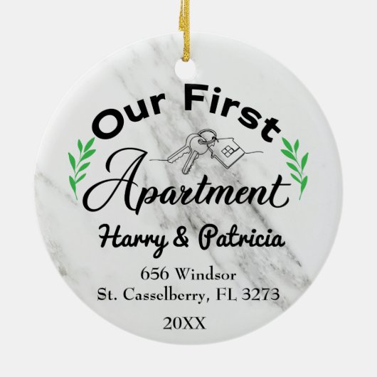 Ons eerste appartement 2022 Aangepaste namen en ad Keramisch Ornament (Achterkant)