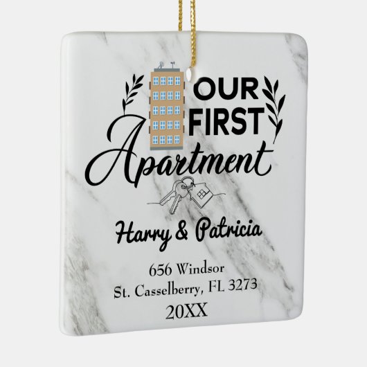 Ons eerste appartement 2022 Aangepaste namen en ad Keramisch Ornament (Rechts)