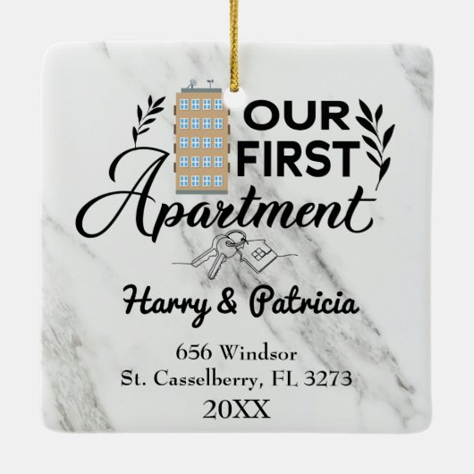 Ons eerste appartement 2022 Aangepaste namen en ad Keramisch Ornament (Achterkant)
