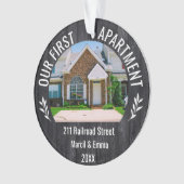 Ons eerste appartement 2023 aangepaste naam & 2 fo ornament (voorkant)