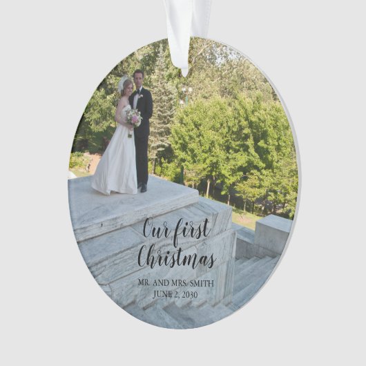 Ons eerste kerstbruiloft Foto Elegant Script Ornament (voorkant)