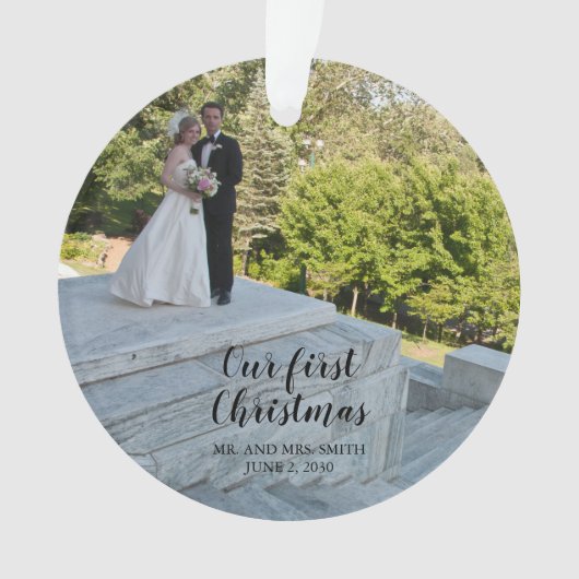 Ons eerste kerstbruiloft Foto Elegant Script Ornament (voorkant)