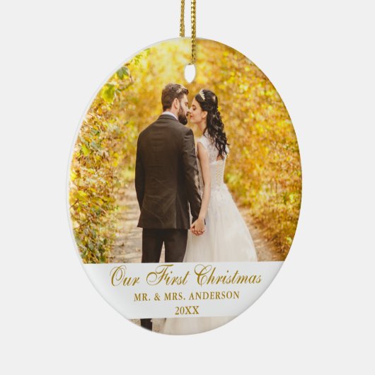 Ons eerste kerstbruiloft-foto Gold-script Keramisch Ornament (Rechts)