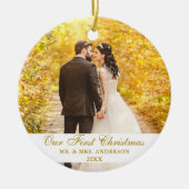 Ons eerste kerstbruiloft-foto Gold-script Keramisch Ornament (Voorkant)