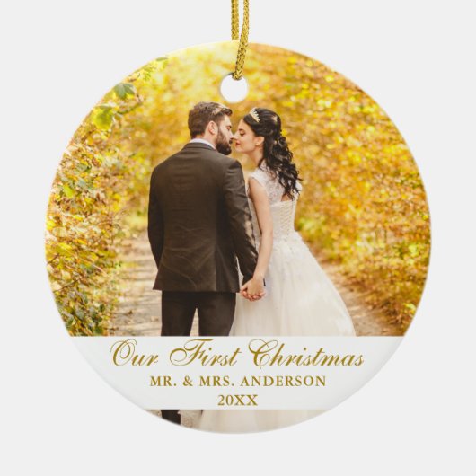 Ons eerste kerstbruiloft-foto Gold-script Keramisch Ornament (Voorkant)