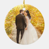 Ons eerste kerstbruiloft-foto Gold-script Keramisch Ornament (Achterkant)