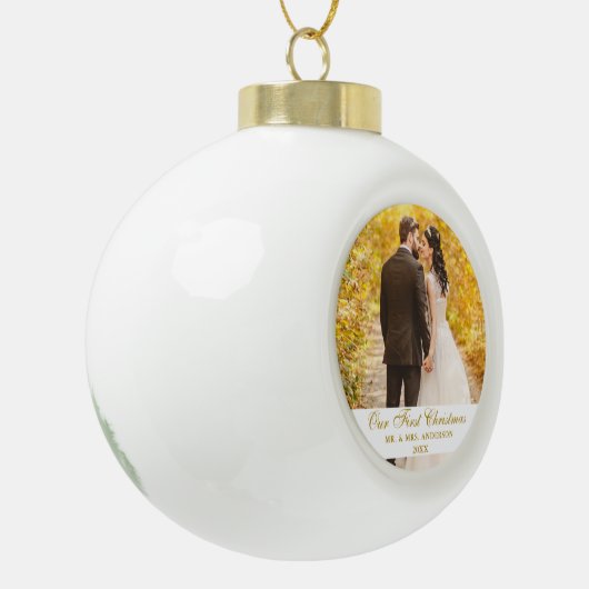 Ons eerste kerstbruiloft-foto Gold-script Keramische Bal Ornament (Links)