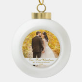 Ons eerste kerstbruiloft-foto Gold-script Keramische Bal Ornament (Voorkant)