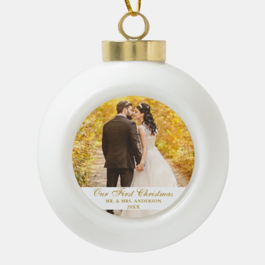 Ons eerste kerstbruiloft-foto Gold-script Keramische Bal Ornament (Voorkant)