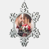 Ons eerste kerstbruiloft-fotoscript tin sneeuwvlok ornament (Rechts)