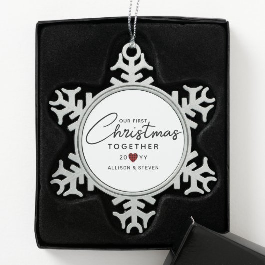 Ons eerste kerstcadeauscript aangepast tin sneeuwvlok ornament (Kistje)