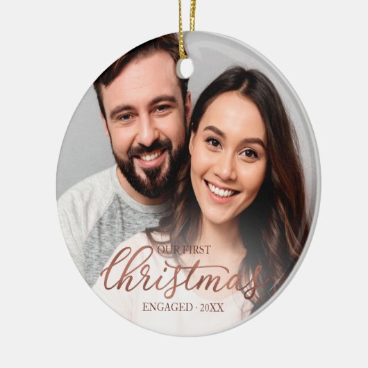 Ons eerste kerstcadeautje met Roos Gold Script Keramisch Ornament (Links)