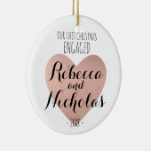 Ons eerste kerstcadeautje met Roos voor sierdoelei Keramisch Ornament (Rechts)