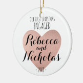 Ons eerste kerstcadeautje met Roos voor sierdoelei Keramisch Ornament (Links)