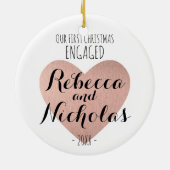 Ons eerste kerstcadeautje met Roos voor sierdoelei Keramisch Ornament (Achterkant)