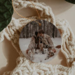 Ons eerste kerstfeest als de heer en mevrouw Ornam Keramisch Ornament<br><div class="desc">Met deze nieuwe versiering kunt u uw eigen speciale foto uploaden. In combinatie met een mooi calligrafiefont   serif front,  is deze moderne nieuwgekleurde versiering de perfecte aanvulling op je boom!</div>