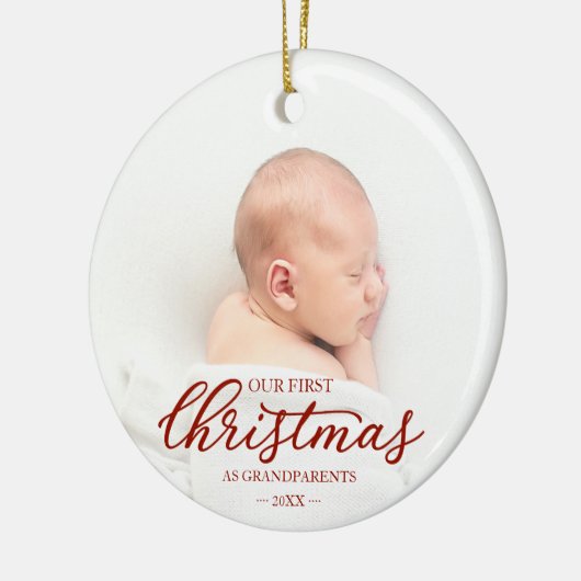 Ons eerste kerstfeest als grootouders rood script keramisch ornament (Links)
