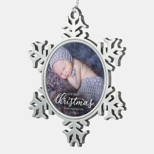 Ons eerste kerstfeest als grootouders White Script Tin Sneeuwvlok Ornament (Rechts)