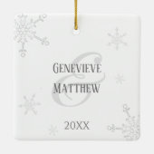 Ons eerste kerstfeest getrouwd gepersonaliseerde f keramisch ornament (Achterkant)