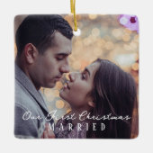 Ons eerste kerstfeest getrouwd gepersonaliseerde f keramisch ornament (Voorkant)