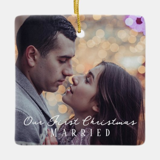 Ons eerste kerstfeest getrouwd gepersonaliseerde f keramisch ornament (Voorkant)