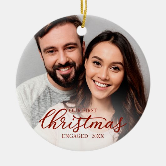 Ons eerste kerstfeest ging over Elegant Red Script Keramisch Ornament (Voorkant)