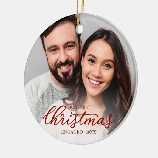 Ons eerste kerstfeest ging over Elegant Red Script Keramisch Ornament (Links)