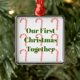 Ons eerste kerstfeest met keramisch sieraad metalen ornament